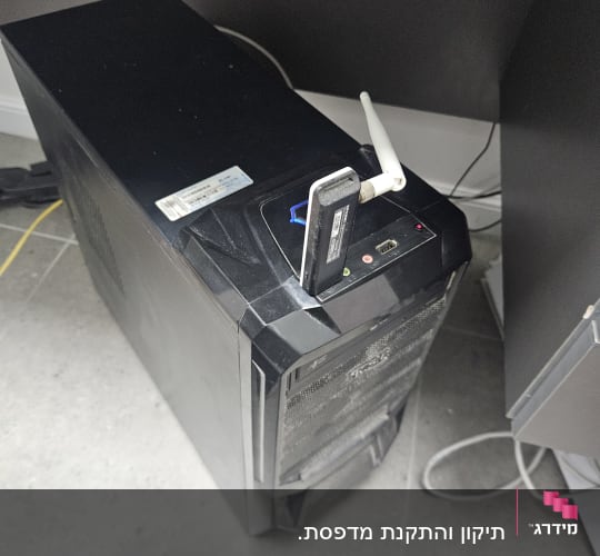 מחשב שולחני עם אנטנה וחיבורי USB